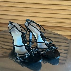 BLACK STRAPPY SANDAL WITH KITTEN HEEL